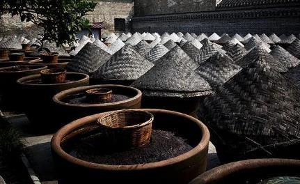 低盐固态酿造酱油原料利用率低、成品质量低怎么办？