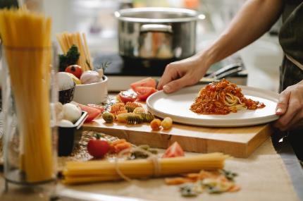 ?微生物生长动态监测系统揭示：膳食干预比微生物移植更有效驱动小鼠菌群重建